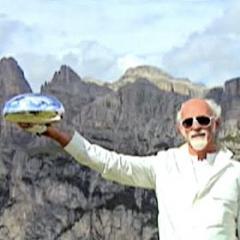 Ross Lovegrove with the model of the Alpine Capsule 2008