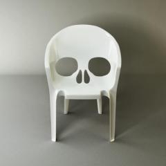 "Souviens toi que tu vas mourir" (Remember that you will die) chair