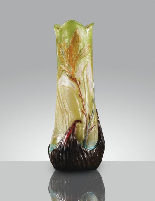 VASE PARLANT HEMEROCALLIS, 1900 'HEMEROCALLIS', A MARQUETERIE SUR VERRE, WHEEL-CARVED CAMEO GLASS VASE PARLANT, 1900. SIGNED, DATED, NAMED AND INSCRIBED. EXHIBITED AT THE 1900 UNIVERSAL EXHIBITION Estimate   70,000 — 100,000  EUR