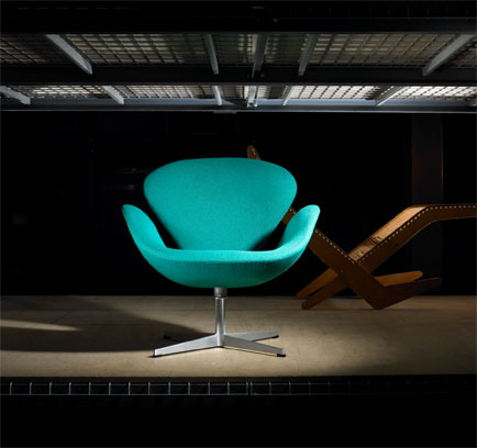 Lot # 606 - Swan Chair by Arne Jacobsen - Wright Auction