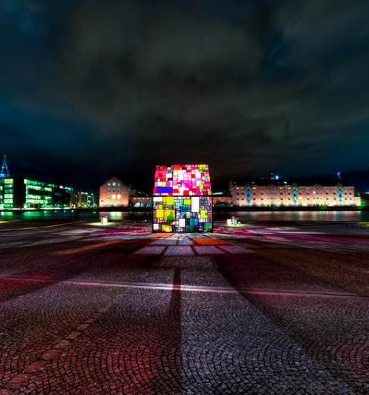 Kolonihavehus by Tom Fruin
