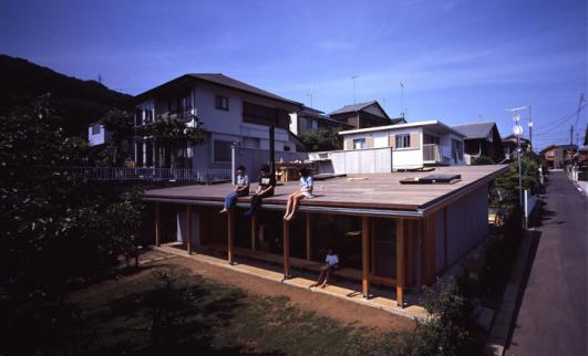 Tezuka Architects (Takaharu + Yui Tezuka), Roof House, 2001 © Katsuhisa Kida/FOTOTECA