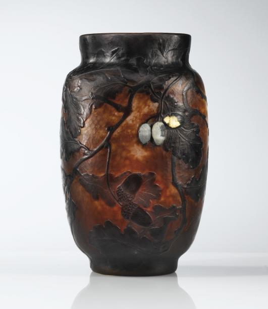 VASE CHÊNE LORRAINE, VERS 1895-1900 A WHEEL-CARVED CAMEO GLASS WITH APPLICATIONS, CIRCA 1895-1900. SIGNED Estimate   60,000 — 80,000  EUR