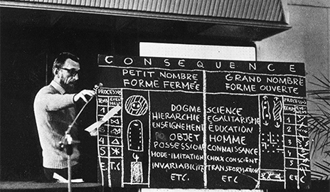 Renowned architect Oskar Hansen is pictured here at the AICA congress in Wrocław in 1975. (Photo by S. Stępniewski, courtesy of Warsaw Academy of Fine Arts Museum)