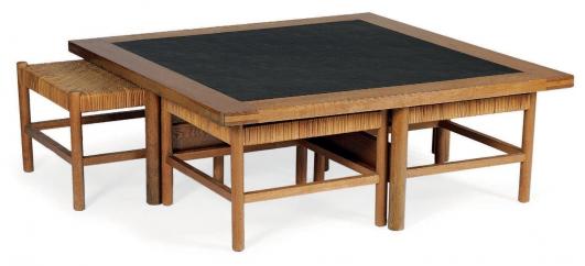 JOHNNY SORENSEN (1944) & RUD THYGESEN (1932) Table basse et tabourets Chêne et canage Vers 1960 Table: H_35 cm L_100 cm Tabourets:… 3,000 - 4,000 €