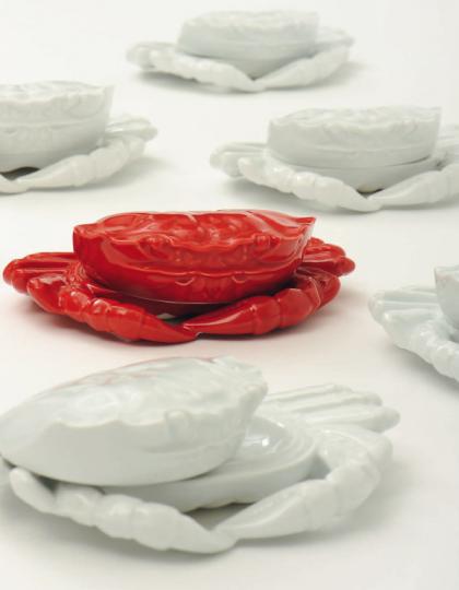 Ensemble de huit plats à couvercles en forme de crabe en porcelaine japonaise “Hasami” région de Nagasaki Issu de la collection “The Table” by Christophe Coppens
