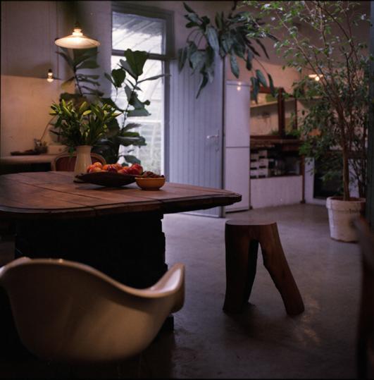studio's office & kitchen  [image: JONAS LOELLMANN ]